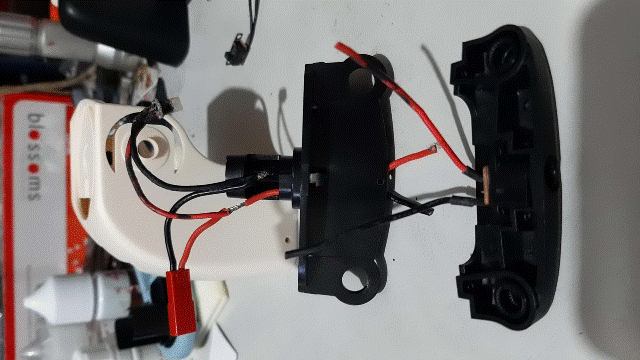 Robi2022.12.25_02_思考Robi原有髖��下方兩��充電孔？��加銲接上��[2.54 JST〡YSP��頭]可以���腰部���電進���？.gif